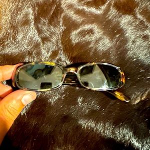 🕶️Gucci Sunglasses🕶️- A few scratches but still wearable and good glasses.